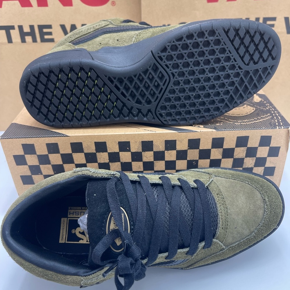 Vans Men’s Zahba Mid
Beatrice Domond Dark Olive Sneakers
VN000CBSDOL - Picture 5 of 16